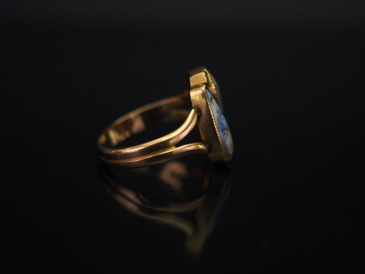 Bague Napoléon III en or jaune, à décor de deux miniatures figurant de