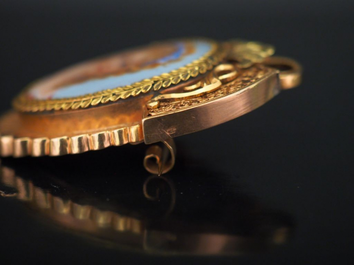 Broche Napoléon III de style Louis XVI en or jaune, sertie en son cent