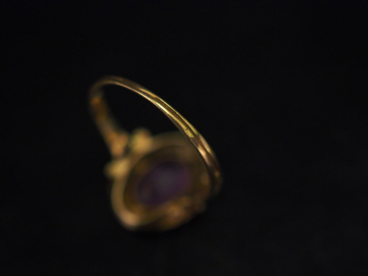 Bague Napoléon III en or jaune, sertie en son centre d'une améthyste (