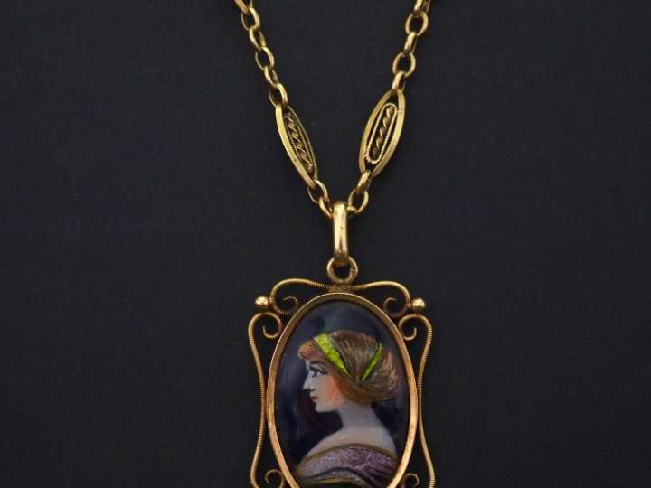 Collier en or jaune, maillons ovales à décor filigranés, orné d'un pen