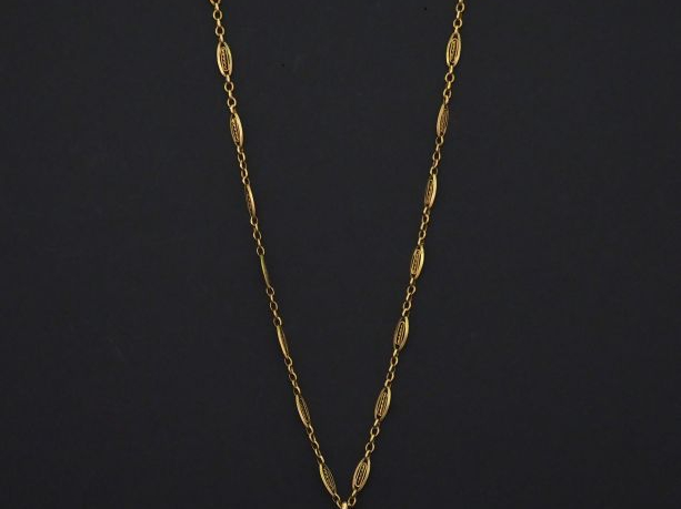 Collier en or jaune, maillons ovales à décor filigranés, orné d'un pen