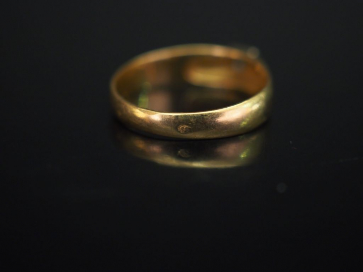 Bague en or jaune, sertie en son centre d'un petit diamant. TDD. 51 Po