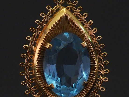 Pendentif en or jaune en forme de goutte, serti en son centre d'un qua