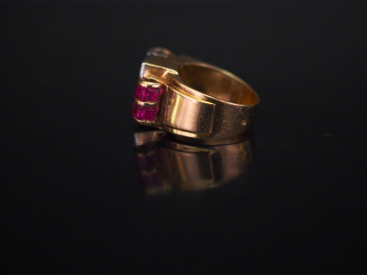 Petite bague tank en or jaune, sertie d'un pavage de petits diamants, 