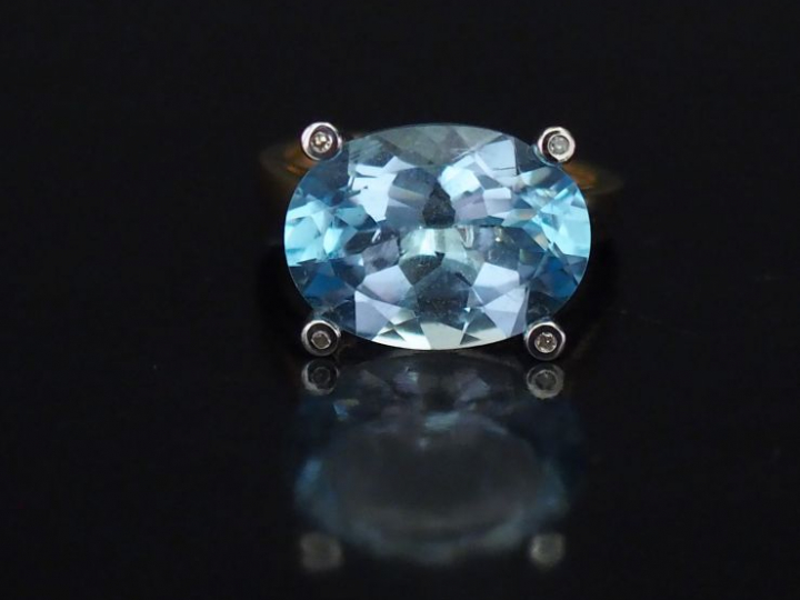Bague deux tons d'or, sertie en son centre d'un quartz bleu. La montur
