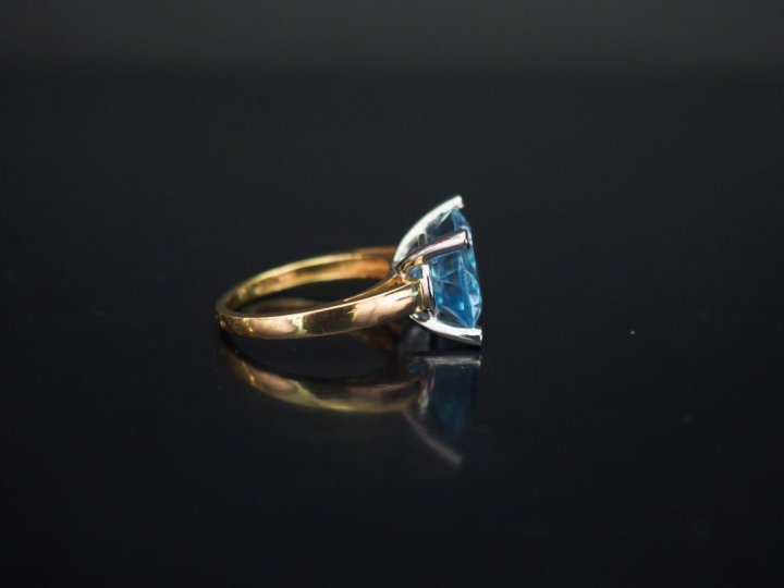 Bague deux tons d'or, sertie en son centre d'un quartz bleu. La montur