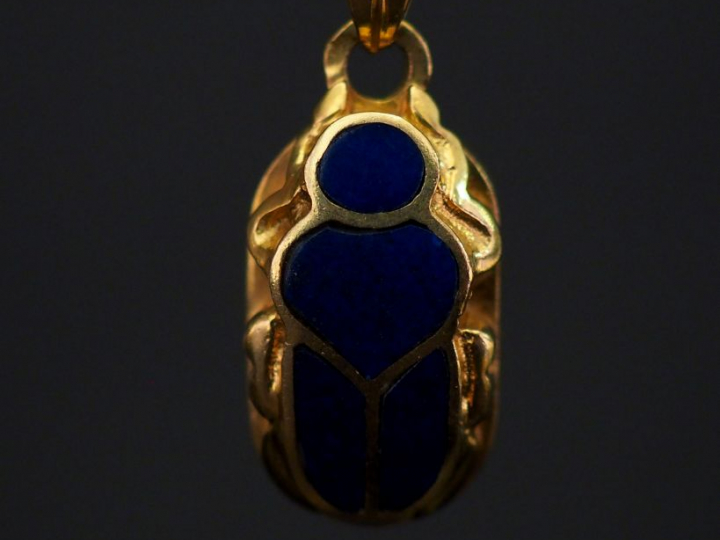 	Pendentif de style égyptien en or jaune et émail bleu nuit, figurant 