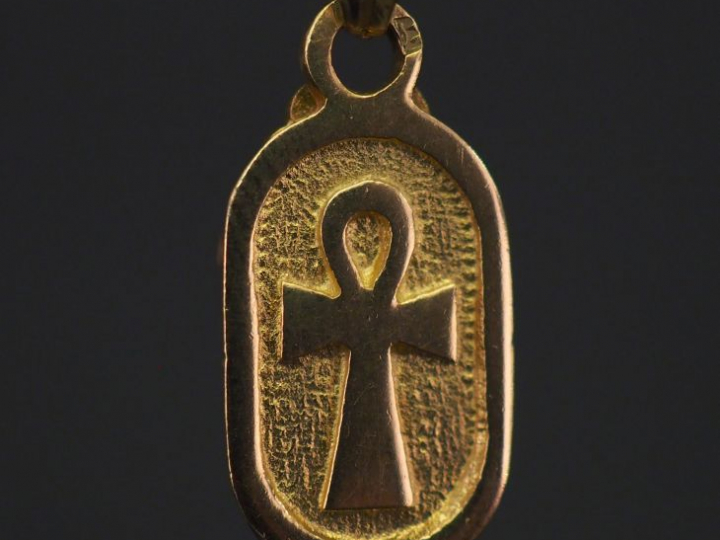 	Pendentif de style égyptien en or jaune et émail bleu nuit, figurant 