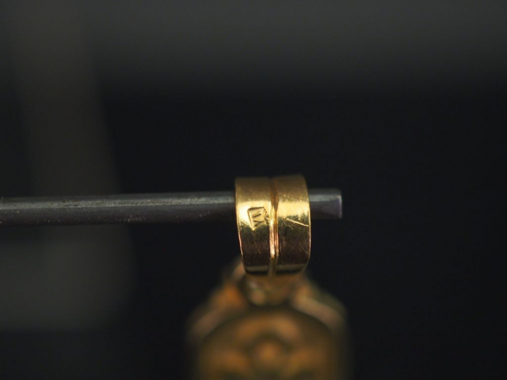 	Pendentif de style égyptien en or jaune et émail bleu nuit, figurant 