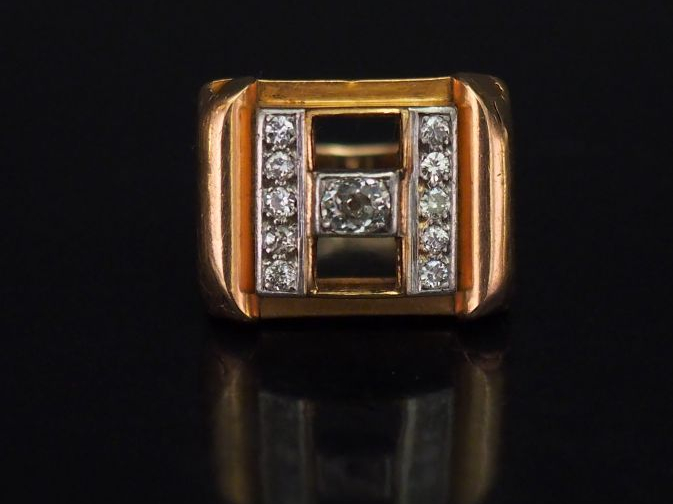 Bague tank en or jaune, sertie en son centre d'un diamant taillé en ro