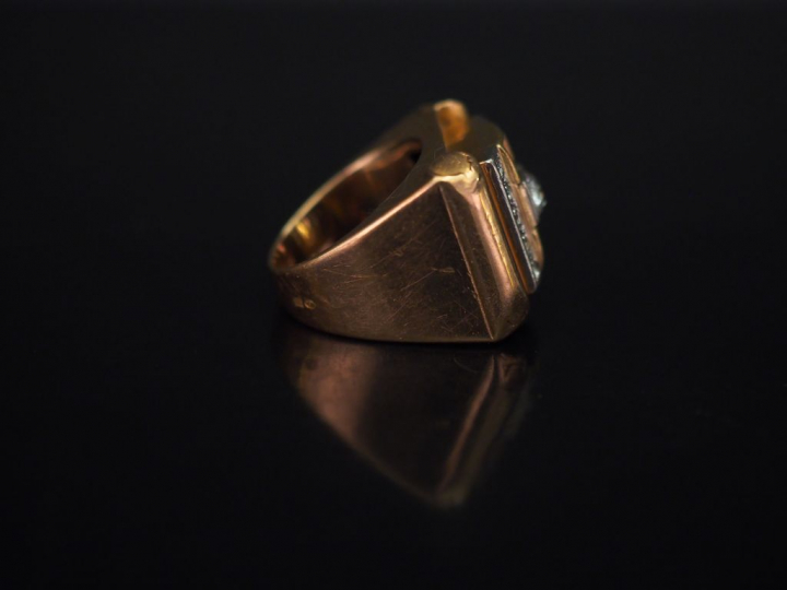 Bague tank en or jaune, sertie en son centre d'un diamant taillé en ro