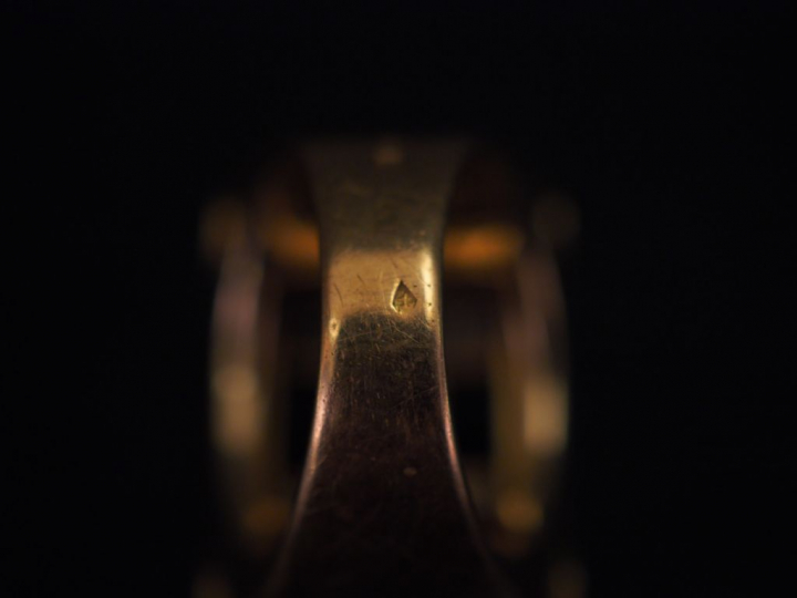 Bague tank en or jaune, sertie en son centre d'un diamant taillé en ro