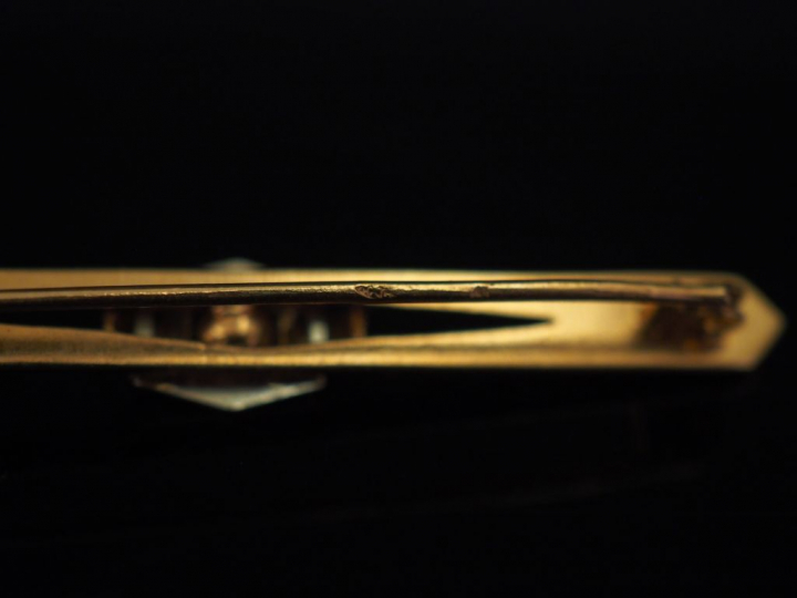 Ensemble comprenant :  - une broche barrette en or jaune, à décor en s