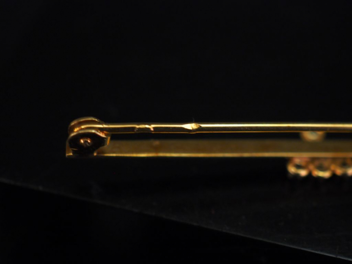 Ensemble comprenant :  - une broche barrette en or jaune, à décor en s