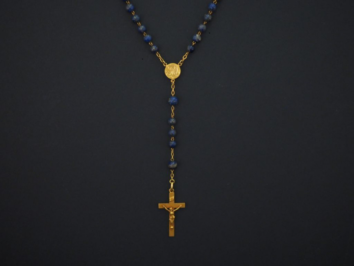Chapelet en or jaune et lapis-lazuli. Poids tel. 19,75 g