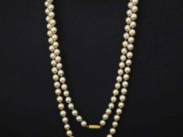 	Sautoir de perles blanches. Fermoir en or jaune. Long. 82,5 cm Poids 