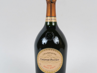 Vente aux enchères 1 BOUTEILLE CHAMPAGNE PERRIER JOUËT ROSÉ 'BRUT' - COFFRET