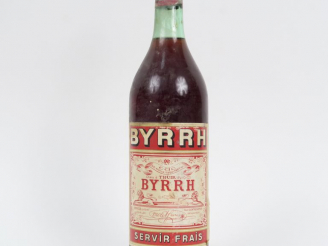 Vente aux enchères 1 TRÈS VIEILLE BOUTEILLE BYRRH - CAPS ÉTAIN/BOUCHON LIÈGE