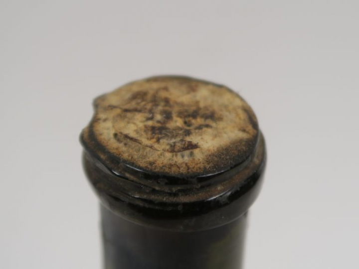 1 TRÈS VIEILLE BOUTEILLE RHUM MARTINIQUE MISE PARTICULIÈRE - 1880 - MI