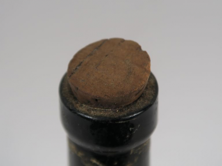 1 TRÈS VIEILLE BOUTEILLE RHUM MARTINIQUE MISE PARTICULIÈRE - 1880 - MI