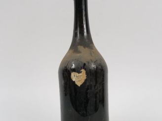 Vente aux enchères 1 TRÈS VIEILLE BOUTEILLE RHUM MARTINIQUE MISE PARTICULIÈRE - 1880 - MI