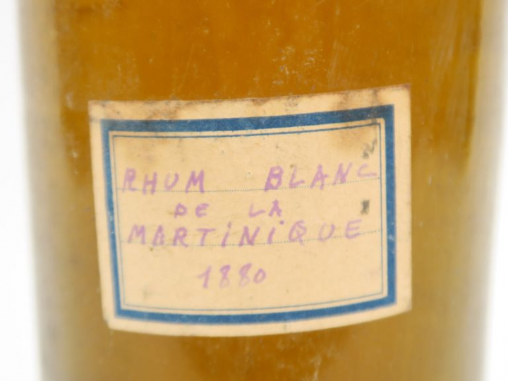 1 TRÈS VIEILLE BOUTEILLE RHUM MARTINIQUE MISE PARTICULIÈRE - 1880