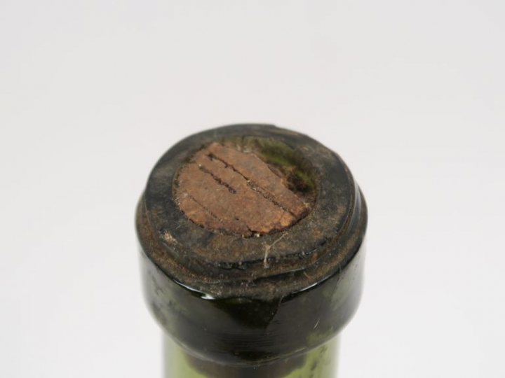 1 TRÈS VIEILLE BOUTEILLE RHUM MARTINIQUE MISE PARTICULIÈRE - 1880