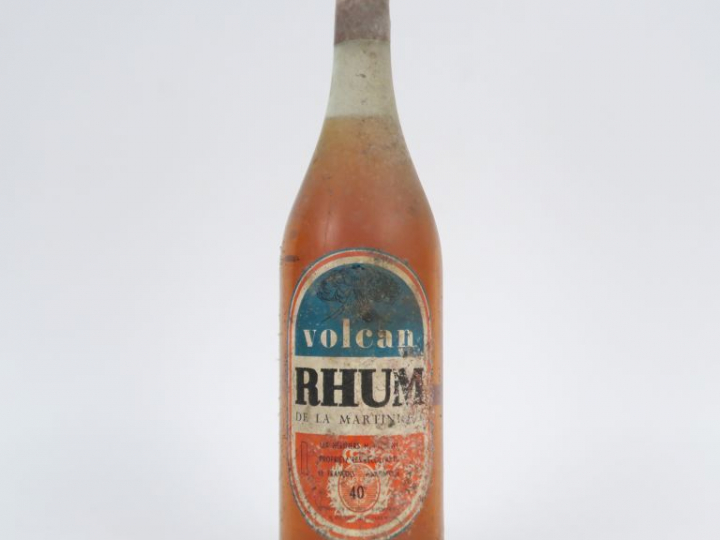 1 VIEILLE BOUTEILLE RHUM VOLCAN - BS
