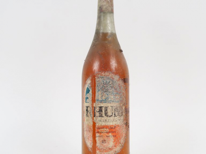 1 VIEILLE BOUTEILLE RHUM VOLCAN - BS/EA