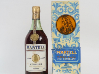 Vente aux enchères 1 VIEILLE BOUTEILLE COGNAC MARTELL 'MEDAILLON' - COFFRET