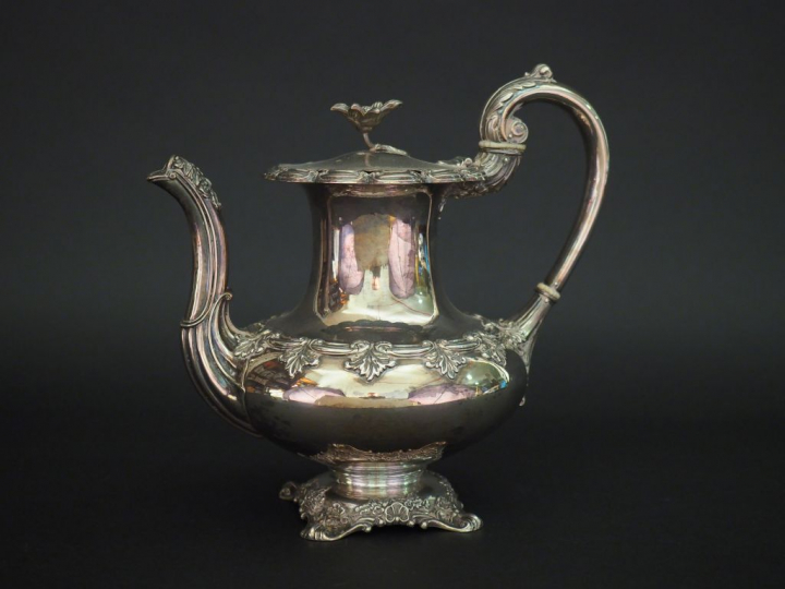 Théière Napoléon III en argent, poinçon Minerve, à décor de frise de f