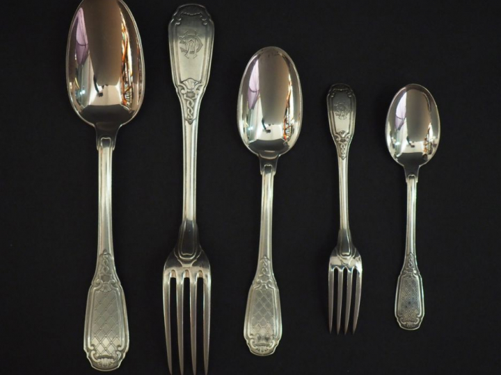 Partie de ménagère en argent, poinçon Minerve, à décor de coquilles, c