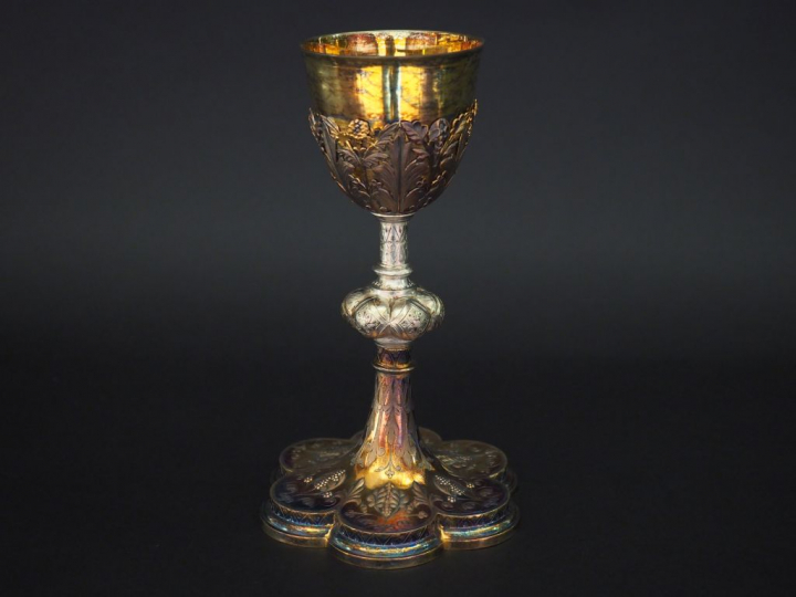 Calice en vermeil, poinçon Minerve, à décor de fleurs, feuillage et fl