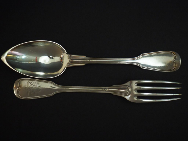 Partie de ménagère en argent, poinçon Minerve, modèle à filet, armorié