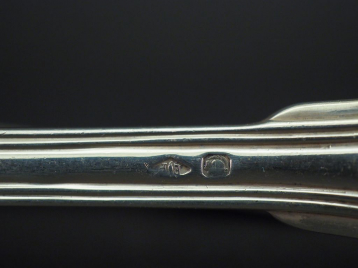 Partie de ménagère en argent, poinçon Minerve, modèle à filet, armorié