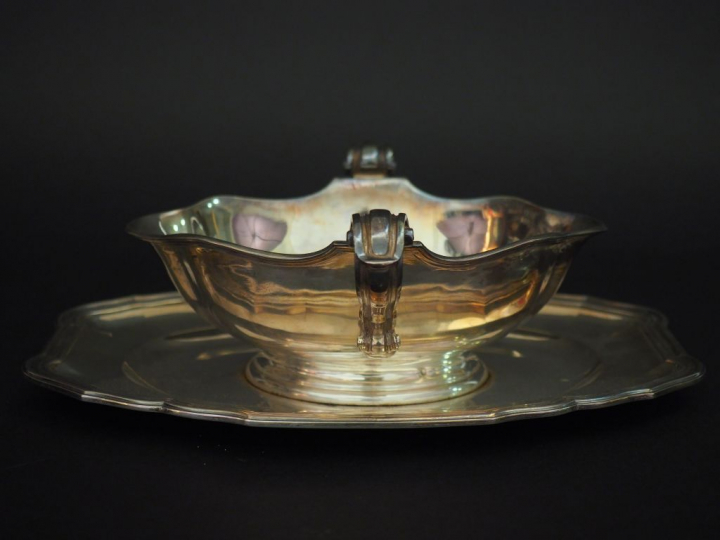 Saucière de style Louis XV en argent, poinçon Minerve, modèle à filets