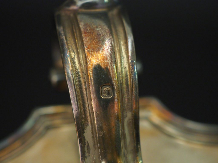 Saucière de style Louis XV en argent, poinçon Minerve, modèle à filets