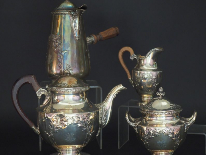 Service à thé et à chocolat quatre pièces de style Louis XVI en argent