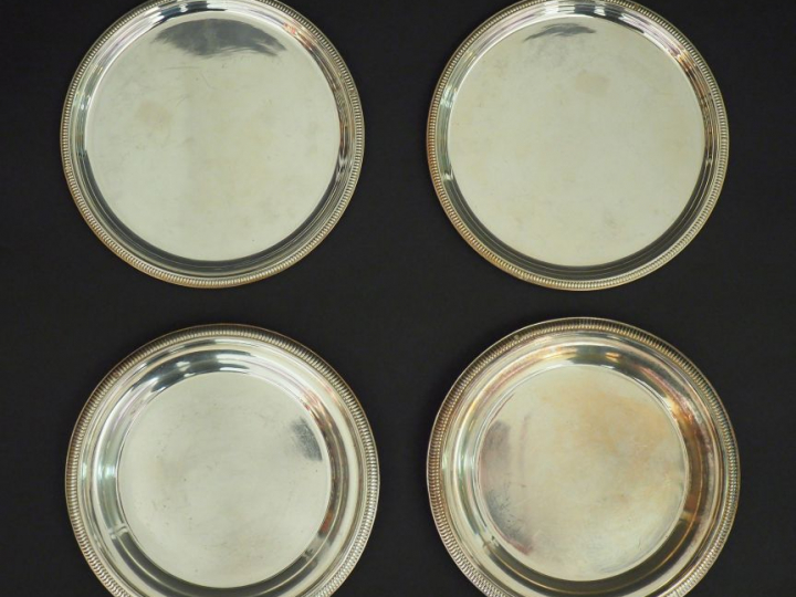 Deux paires de dessous de bouteille en argent, poinçon Minerve, à déco