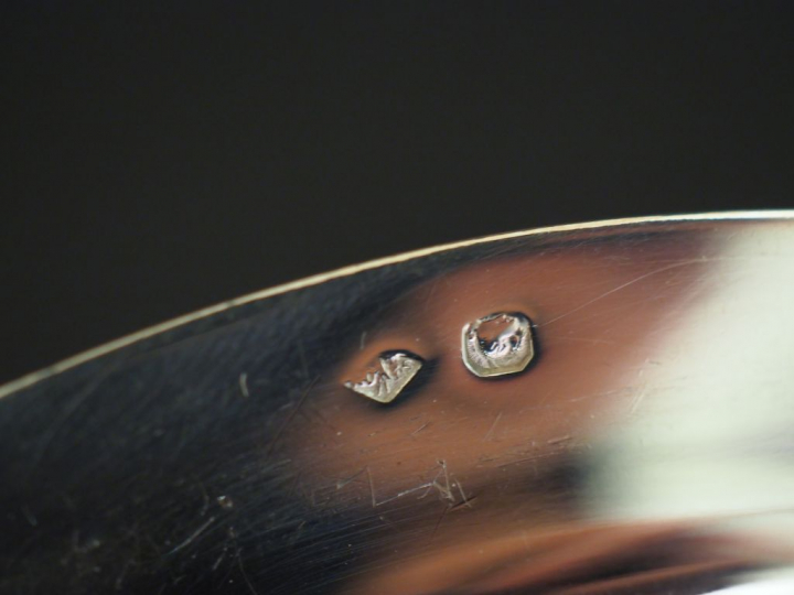 Deux paires de dessous de bouteille en argent, poinçon Minerve, à déco