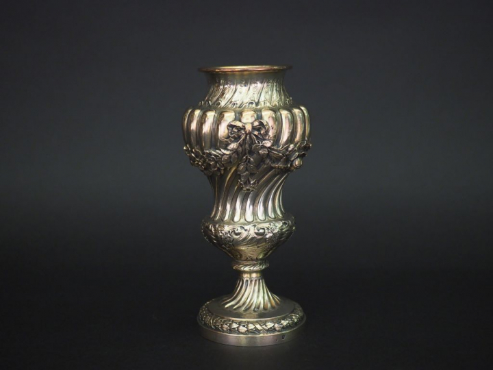 Vase en argent, poinçon Minerve, à décor de nœuds de ruban, guirlandes