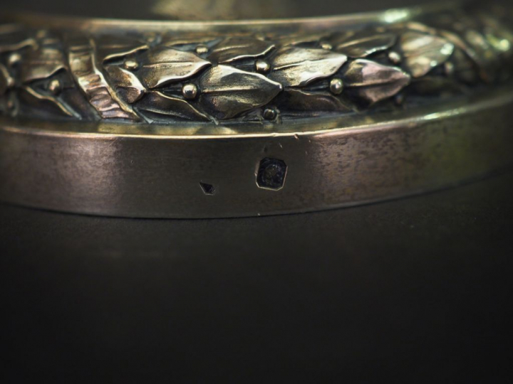 Vase en argent, poinçon Minerve, à décor de nœuds de ruban, guirlandes