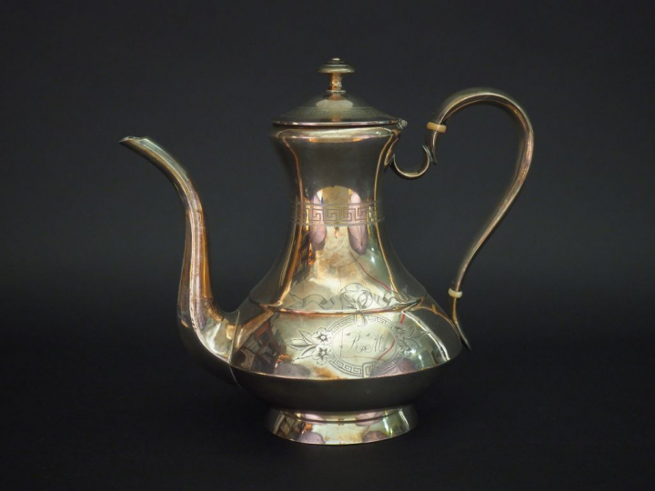 Grande verseuse Napoléon III de style Louis XVI en argent, poinçon Min