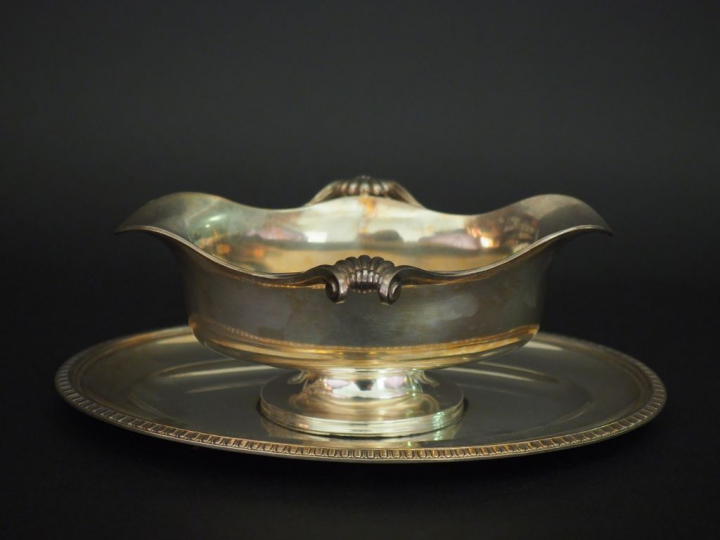 	Saucière de style Louis XV en argent, poinçon Minerve, à décor de god