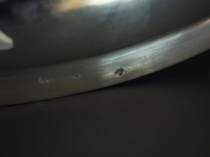 	Saucière de style Louis XV en argent, poinçon Minerve, à décor de god