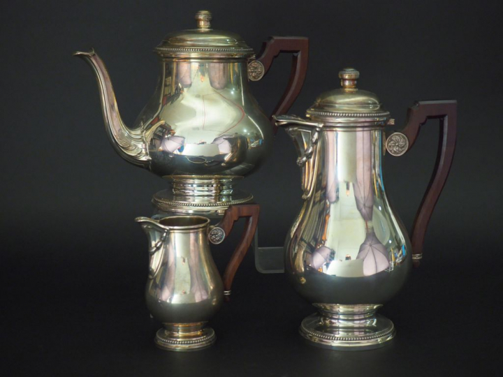 Service trois pièces de style Louis XVI en argent, poinçon Minerve, à 