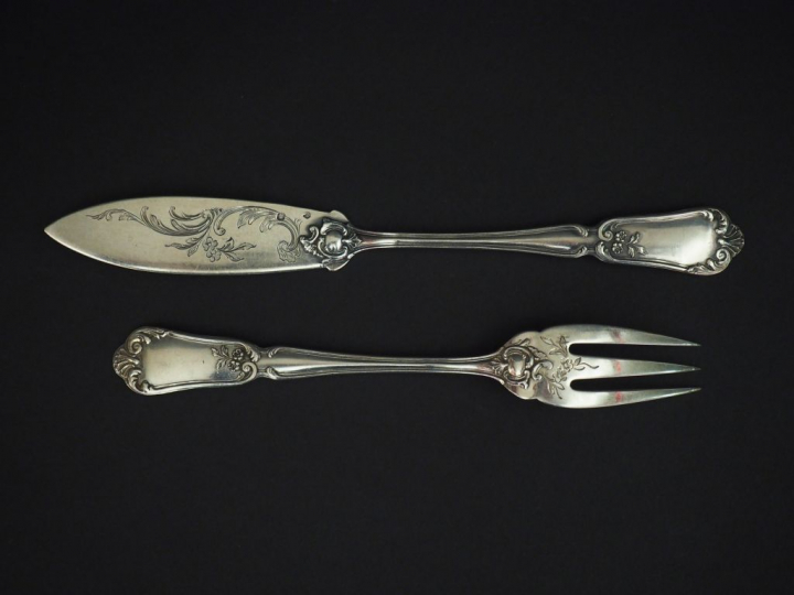 Suite de douze couverts à poisson de style Louis XV en argent, poinçon