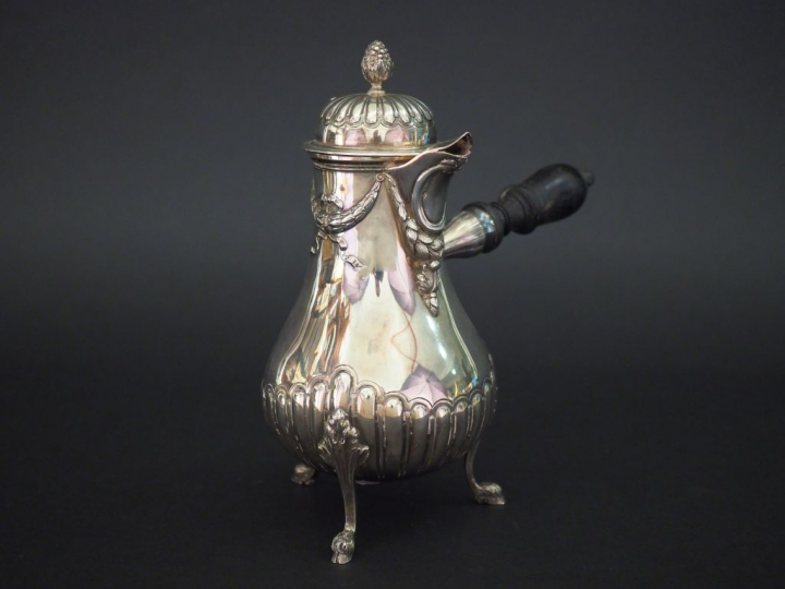 Verseuse tripode de style Louis XVI en argent, poinçon Minerve, à déco