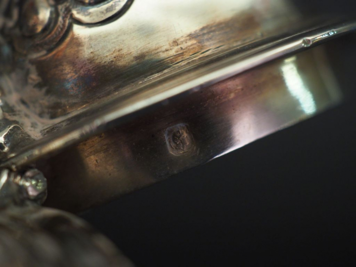 Verseuse tripode de style Louis XVI en argent, poinçon Minerve, à déco