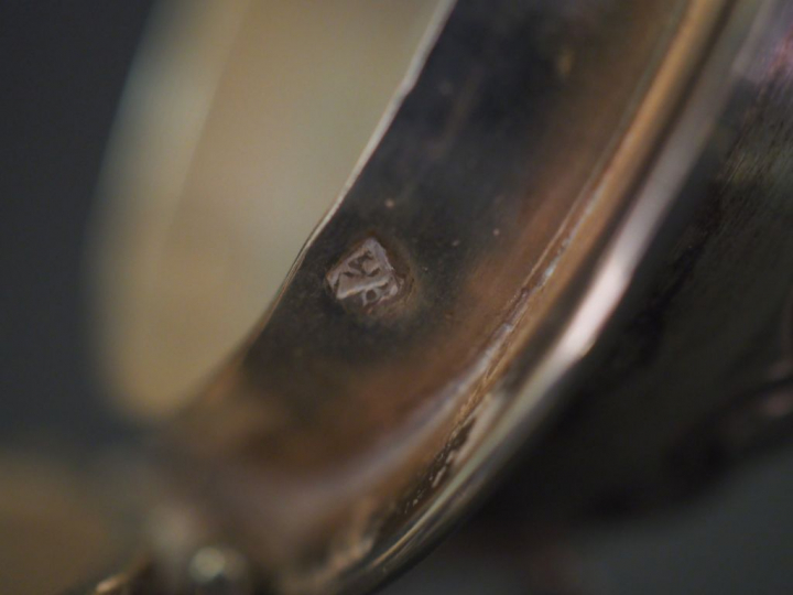 Verseuse tripode de style Louis XVI en argent, poinçon Minerve, à déco